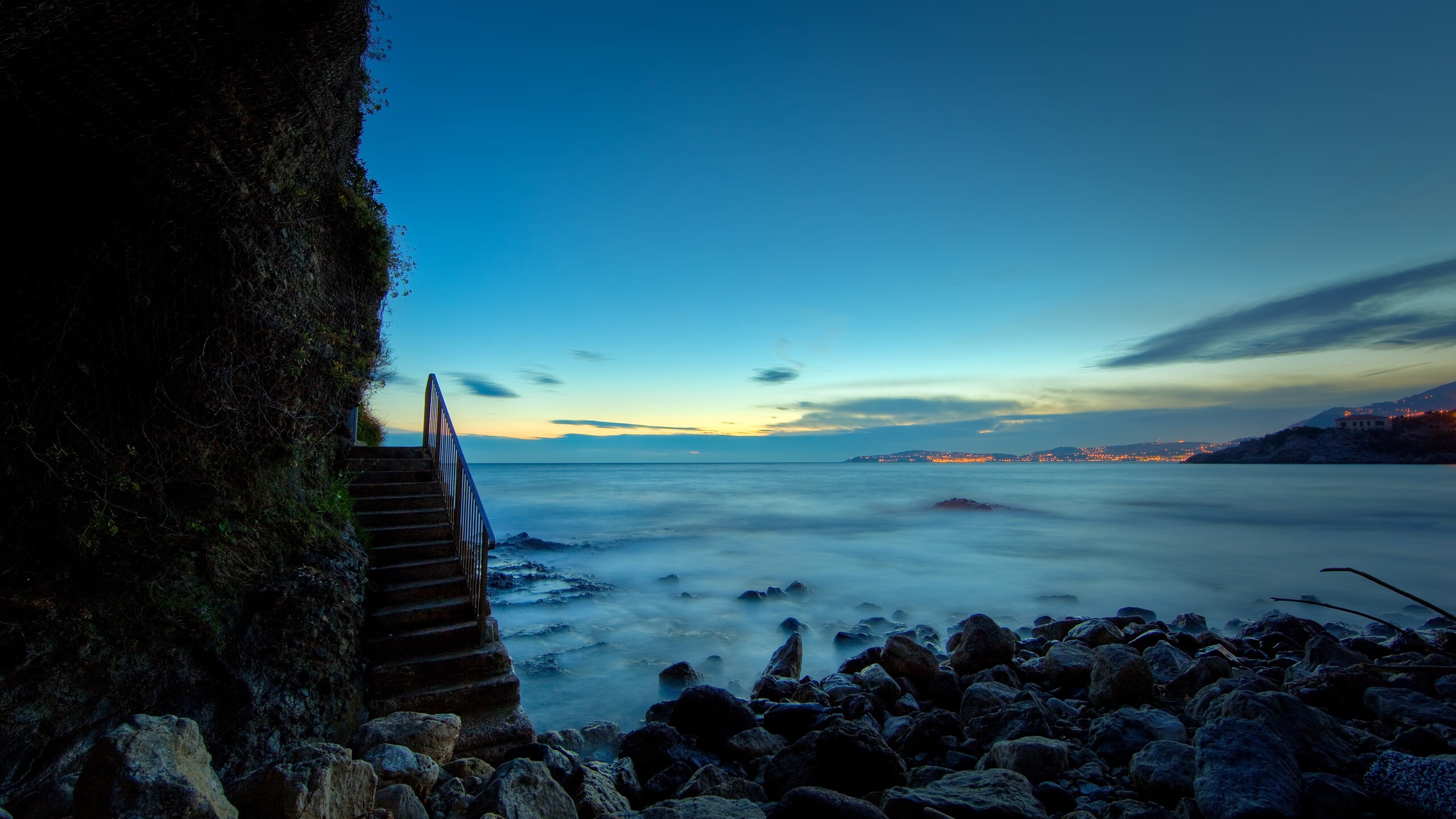 狼队中场内维斯前场追球拼抢,展现出色拼搏态度,内维斯集锦